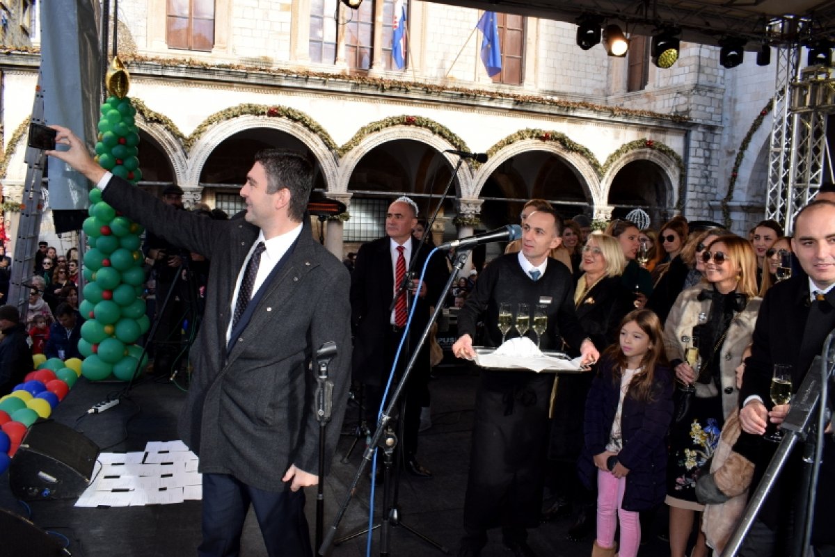 Dubrovčanima Staru godinu nazdravio gradonačelnik Franković