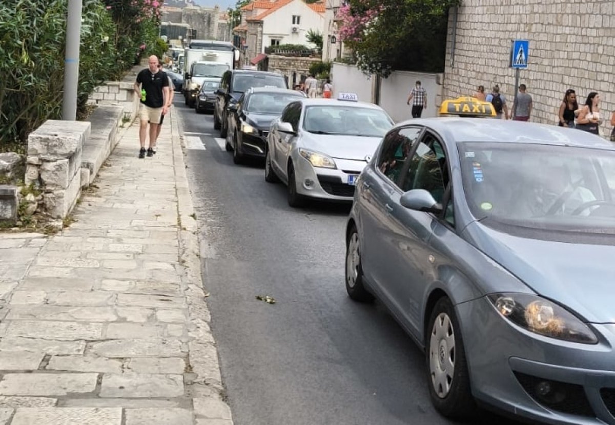PROMET U KOLAPSU, GRADONAČELNIK KAŽE JOŠ JE VIŠE TAKSISTA NEGO PROŠLE GODINE