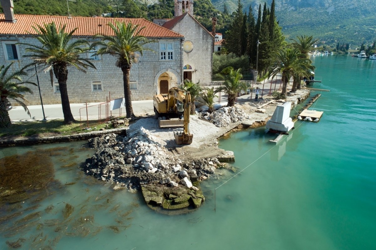 Napreduju radovi na sanaciji rive ispred samostana u Rožatu
