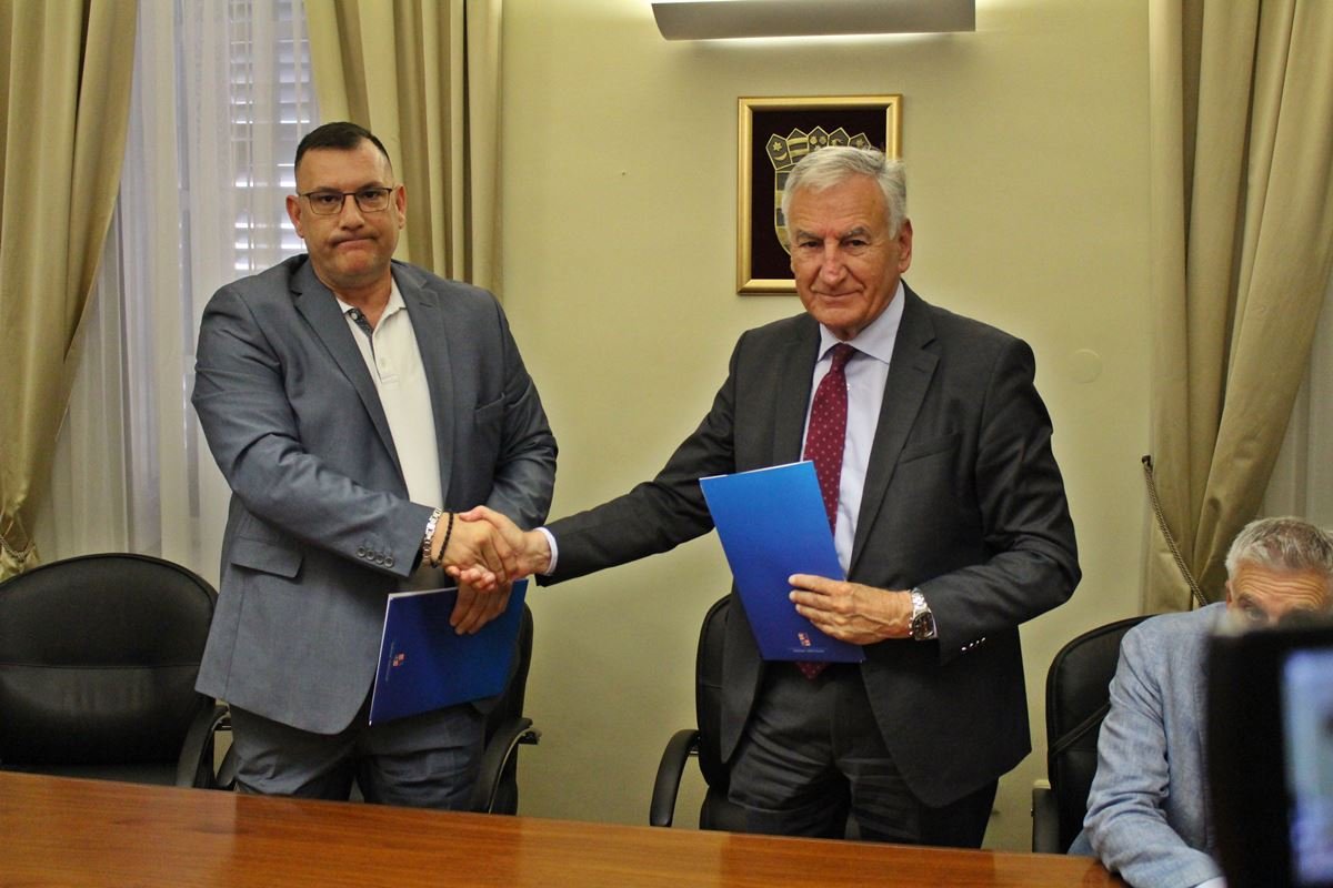 Potpisani ugovori: Županija sufinancira stanarine i specijalizacije zdravstvenim djelatnicima