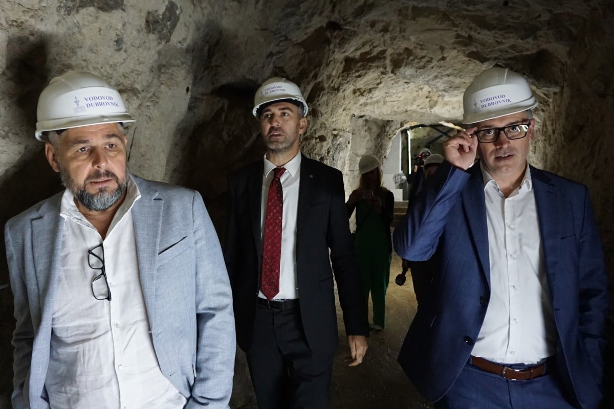 Foto / OVIM TUNELOM DUBROVČANI SE OPSKRBLJUJU VODOM, SANIRAN JE