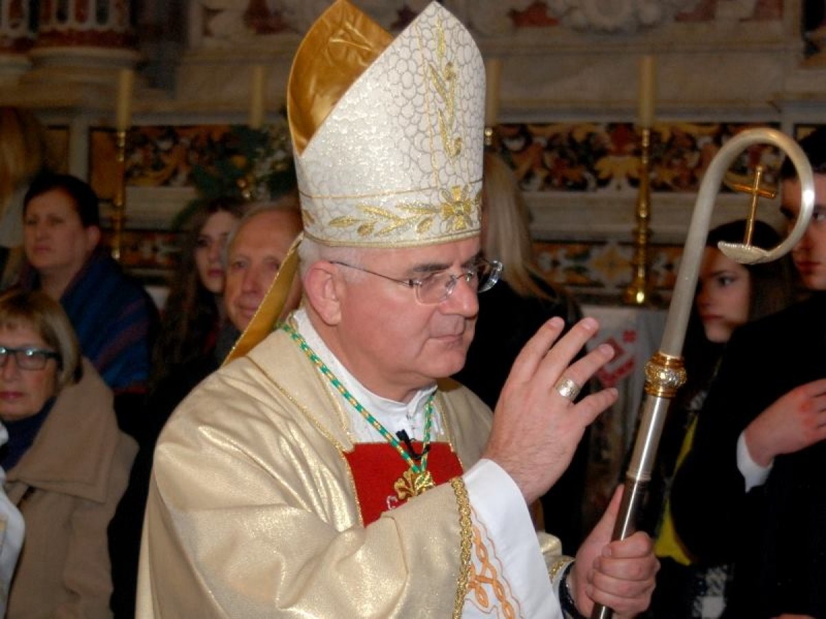 Biskup Uzinić: Dajmo se obasjati Kristovim uskrsnim svjetlom, svjetlom Božje ljubavi!