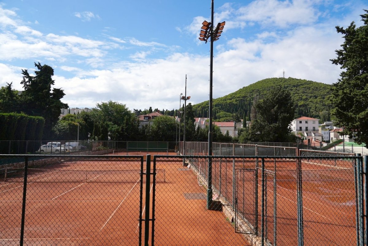 52 NOVA REFLEKTORA POSTAVIT ĆE SE NA TENIS TERENIMA U UVALI