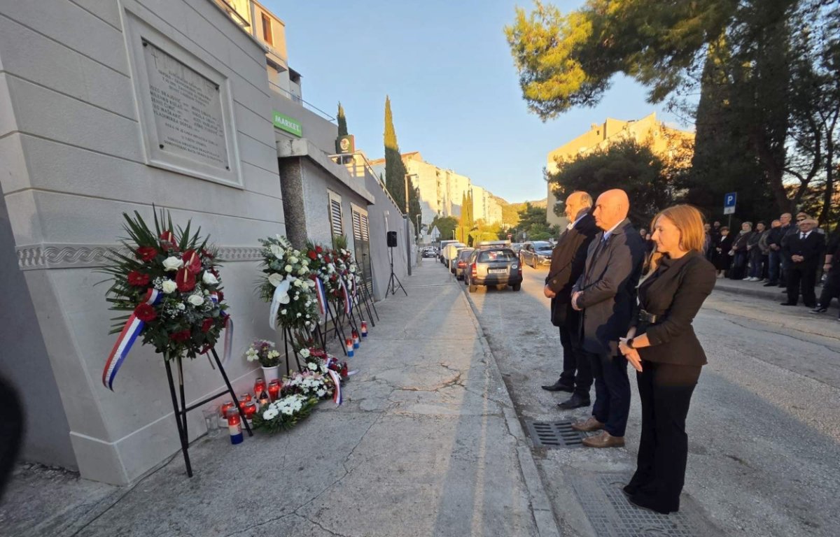 ODANA POČAST ZA DEVETERO MLADIH POGINULIH U MOKOŠICI ISPRED SKLONIŠTA