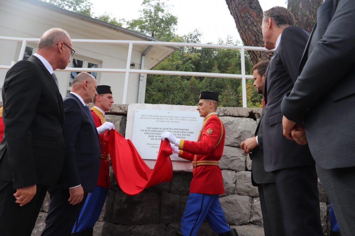 Zbog postavljanja ploče Hrvatima prosrpski dio crnogorskog parlamenta na prijedlog premijera Albanca smijenio ministre