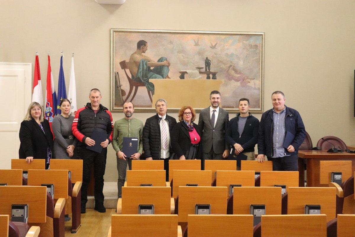 GRADONAČELNIK FRANKOVIĆ URUČIO UGOVORE POTPORE ZA INSTALACIJU SOLARNIH PANELA