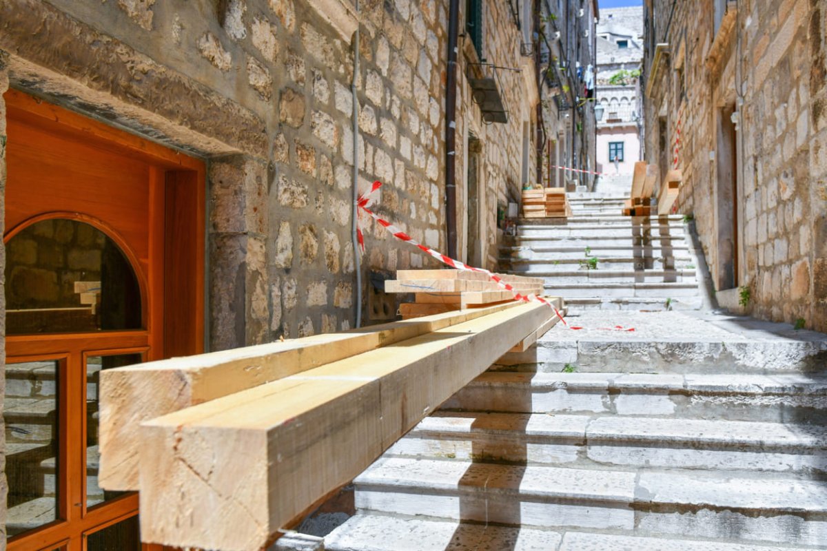 GRAĐEVINARI: POTPUNA ZABRANA RADOVA U TURISTIČKOJ SEZONI JE NEZAKONITA