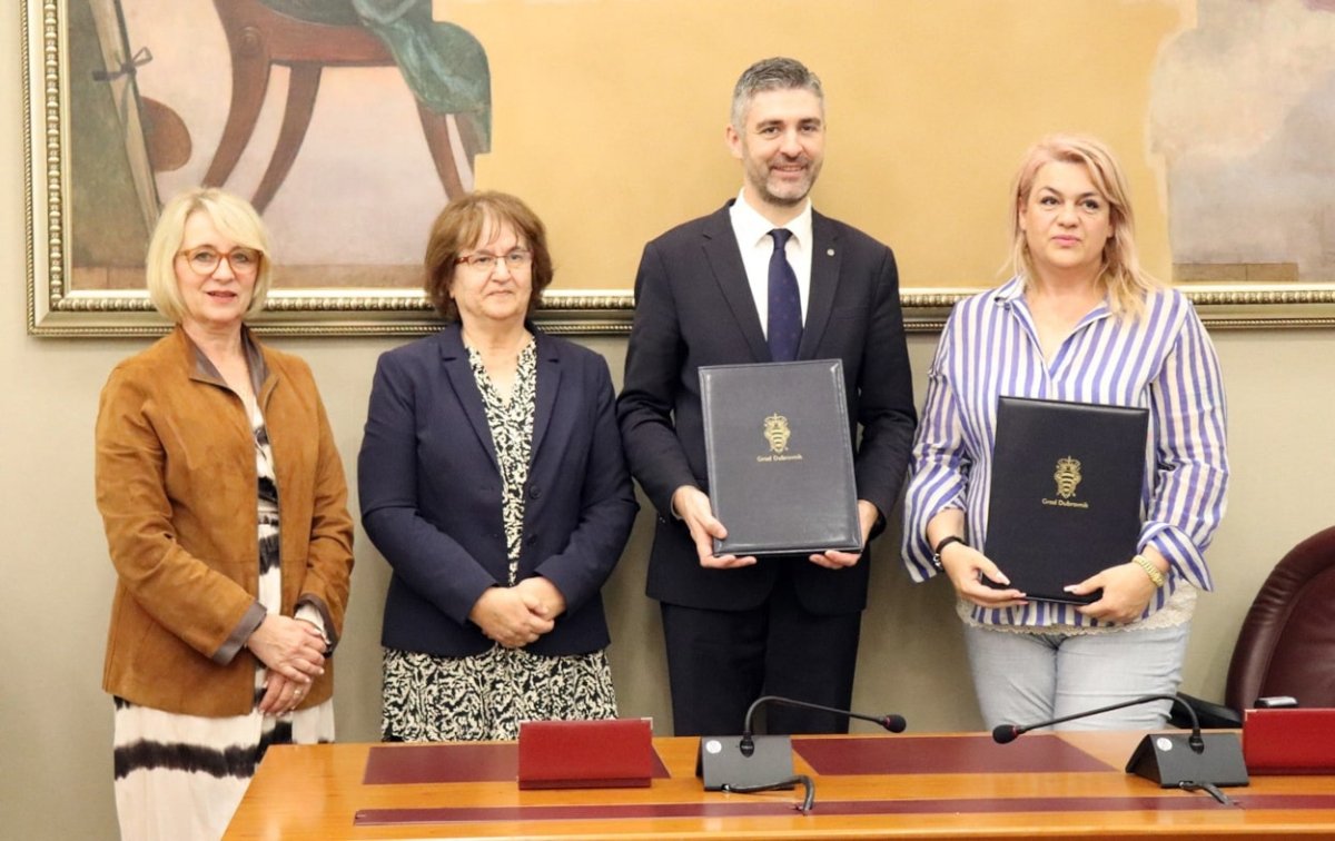POTPISIVANJEM UGOVORA ZA PRIPREMNE RADOVE UREĐENJA OKOLIŠA KRENUO PROJEKT IZGRADNJE SPOMENIKA ZA POGINULU DJECU