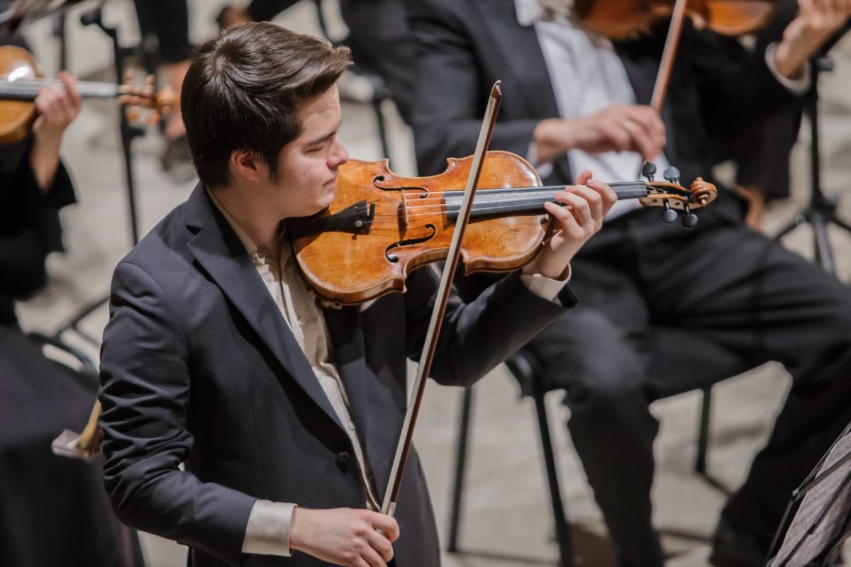 PRVA VIOLINA BEČKE FILHARMONIJE UZ DSO U DVORU