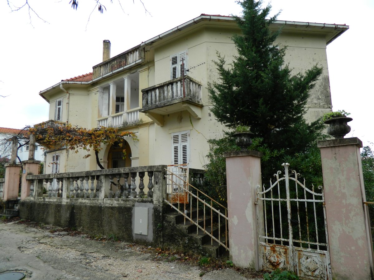 Vila Salvator će se rušiti, predviđena je nova zgradurina, ali kako je na Vijeće stigao akt o izgradnji ceste koje u GUP-u nema?!