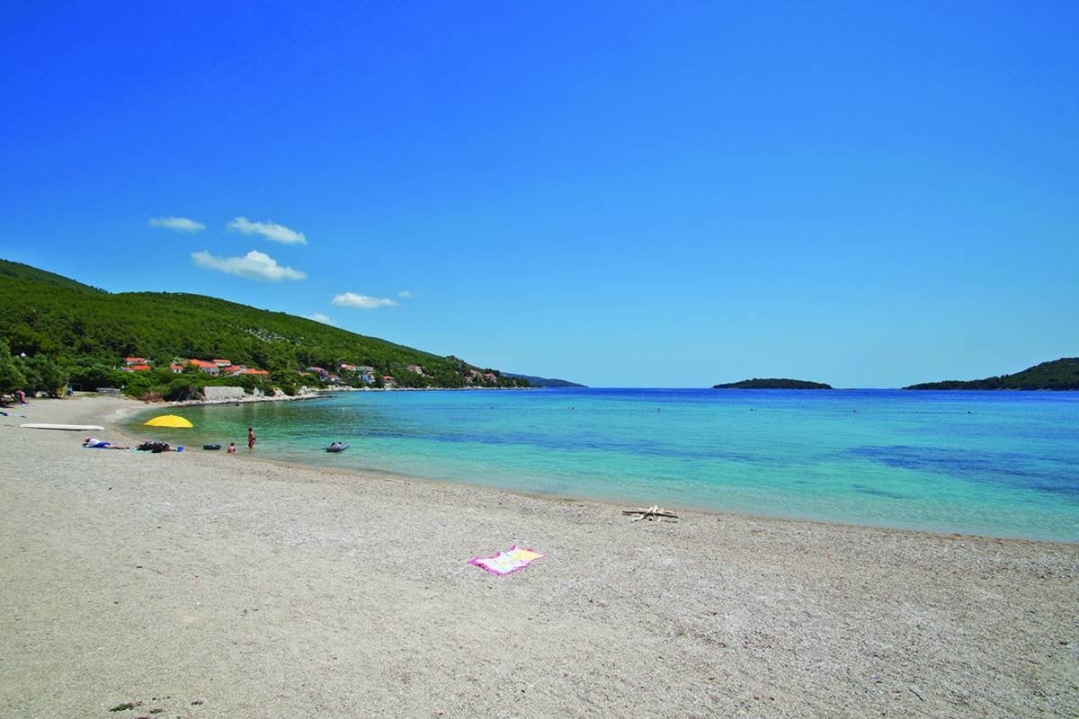 Onečišćenje mora na plaži Prižba na Korčuli