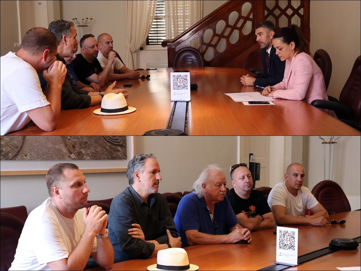 Franković s glazbenicima; dogovoreno da im se u Gradu dopusti korištenje pojačala