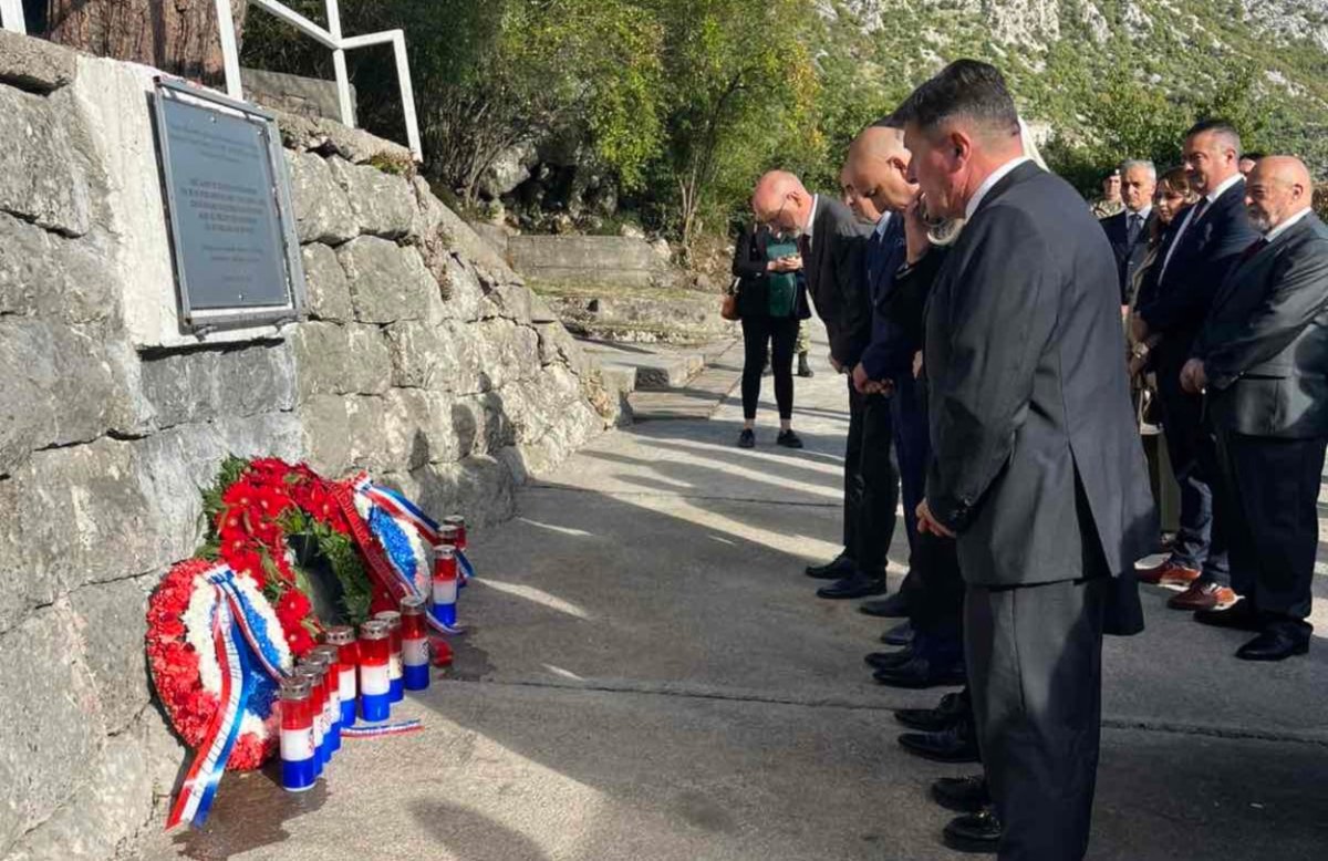 NA POLAGANJU VIJENACA U MORINJU PROSVJEDOVALI ČETNICI, DOGODIO SE I MANJI INCIDENT