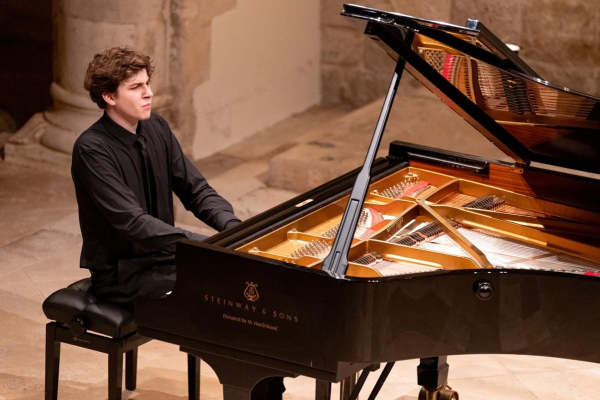 DLJI: STRASTVENI PIJANIST JAN NIKOVIĆ NASTUPIO U DVORU