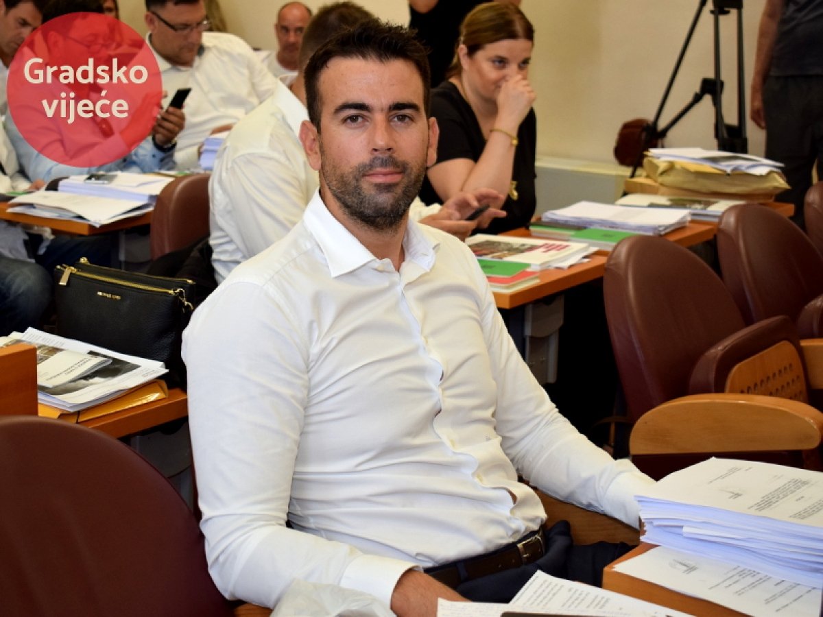 Nastavila se sprdačina s institucijom Gradskog vijeća; i Raguž podnio izvještaj sam sebi, samo se Kristić čudio, ali nečem drugom
