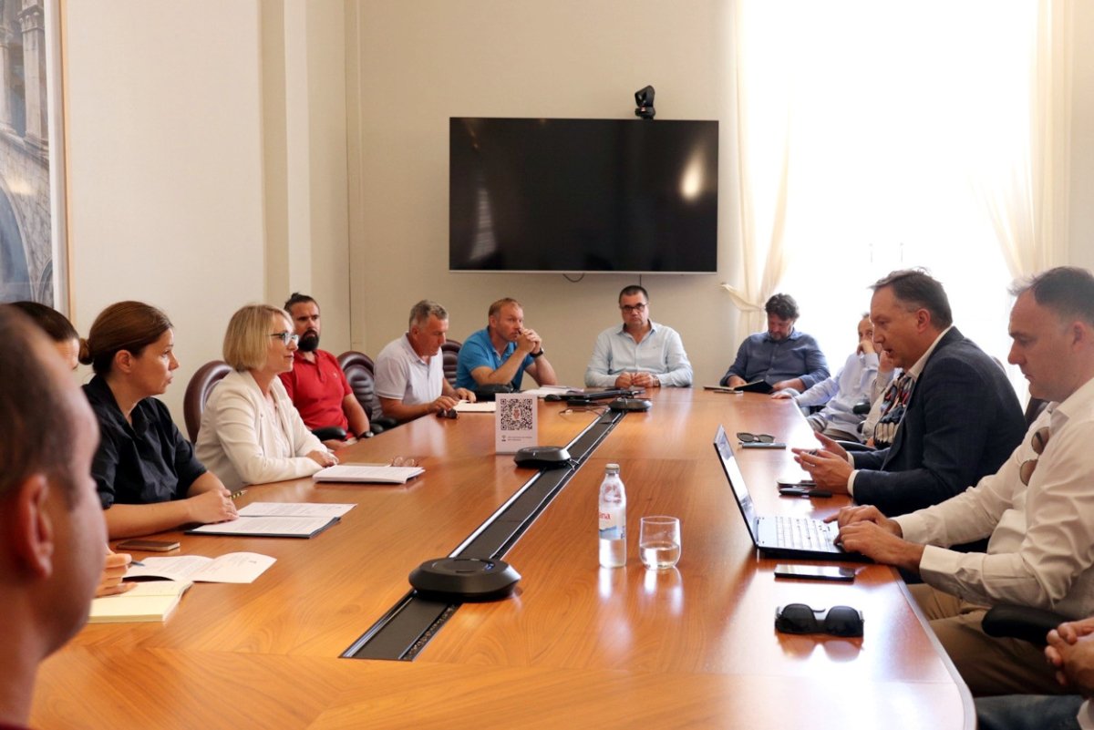 Održan sastanak s predstavnicima Jadrolinije o povezanosti Elafita; evo koji su zaključci...