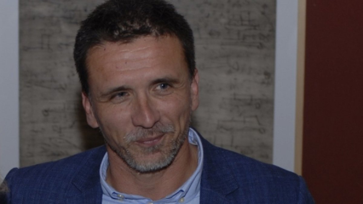 U kraju mandata, bez natječaja, Vlahinić odlučio zaposliti dvoje glumaca, supružnike iz mostarskog kazališta