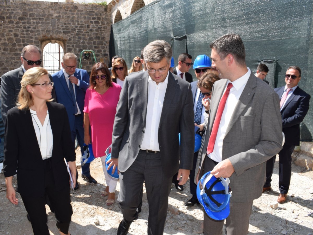 Premijer Plenković večeras na premijeri Hamleta, sutra u Lazaretima, zatim na Korčuli