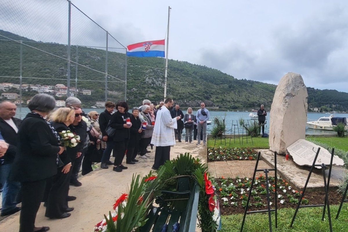 U MOKOŠICI POLOŽENI VIJENCI ZA 16 POGINULIH OMIŠANA