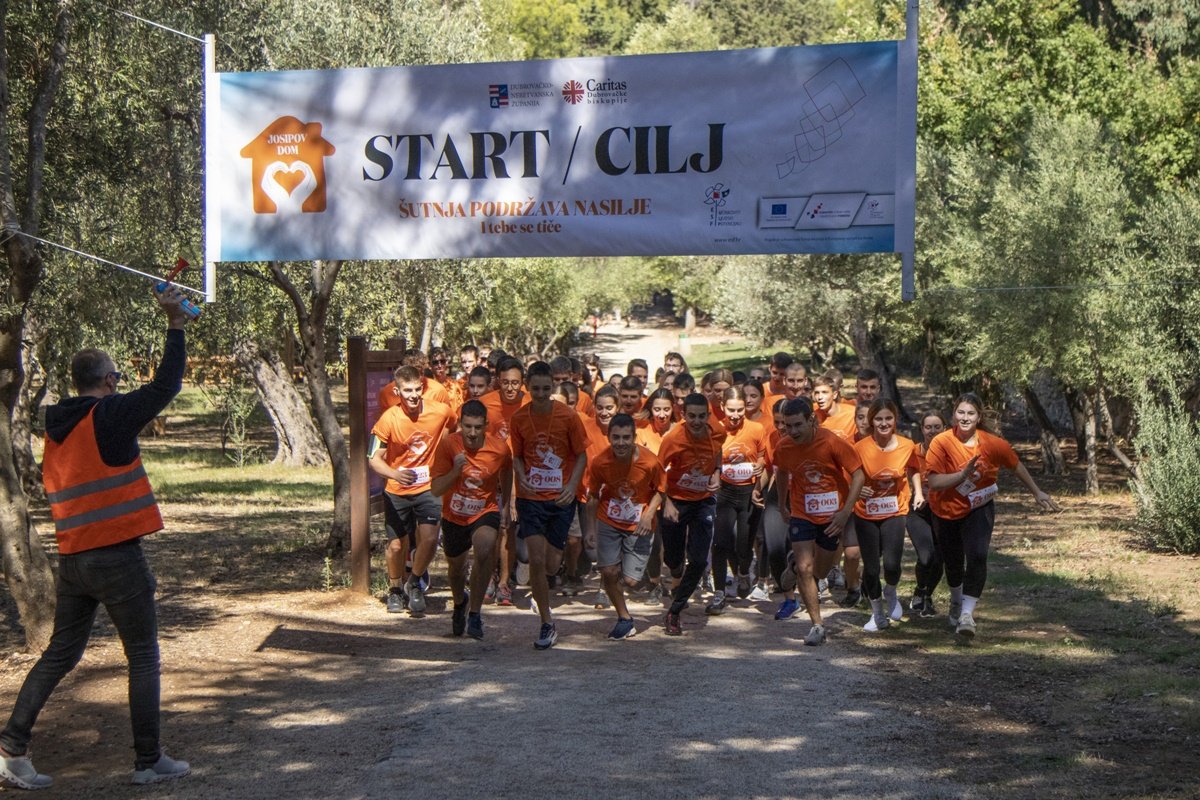 Srednjoškolci na Lokrumu trčali u okviru kampanje o neprihvatljivosti nasilja