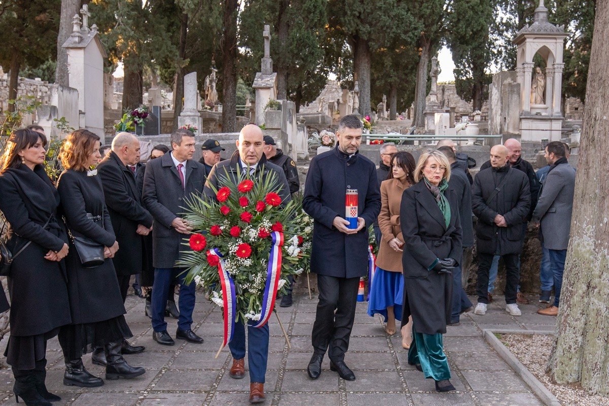 UZ DAN GRADA DUBROVNIKA NA BONINOVU POLOŽENI VIJENCI POGINULIM BRANITELJIMA