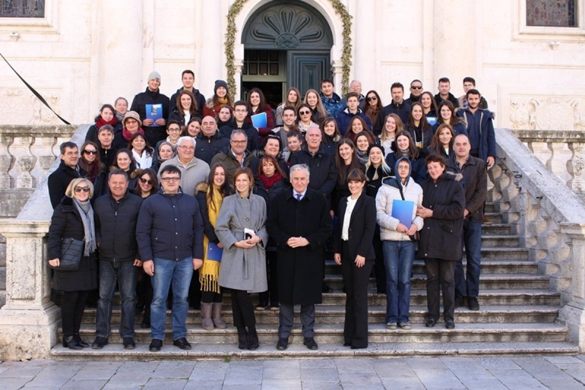 Župan Dobroslavić potpisao ugovore stipendistima