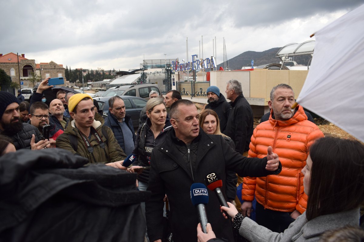 Građani Lapadske obale održali prosvjednu „pressicu”, Franković kazao da je uputio zahtjev za raskidanje koncesije Pašaliću