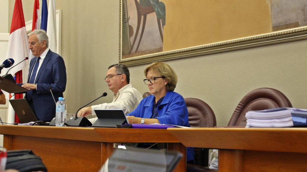 NA SJEDNICI ŽUPANIJSKE SKUPŠTINE UZVIKIVALO SE „ZA DOM SPREMNI” (NEKAŽNJENO), A ŽUPANU INPUTIRALO DA JE BIO ČLAN PARTIJE