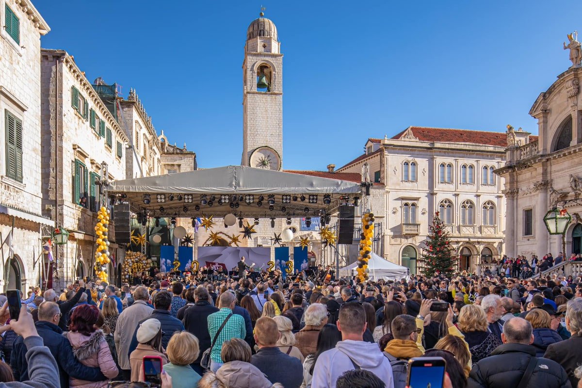 NOVOGODIŠNJI KONCERT DSO-A U PODNE NA STRADUNU UZ KAMENICE I PJENUŠAC
