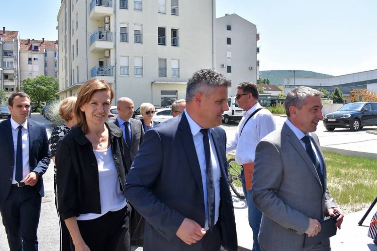 Ministar Štromar predao ključeve vlasnicima novih POS stanova u Metkoviću