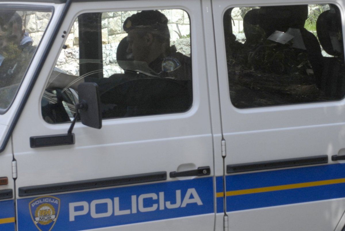 Policija oduzela automatsku pušku i streljivo 61-godišnjaku