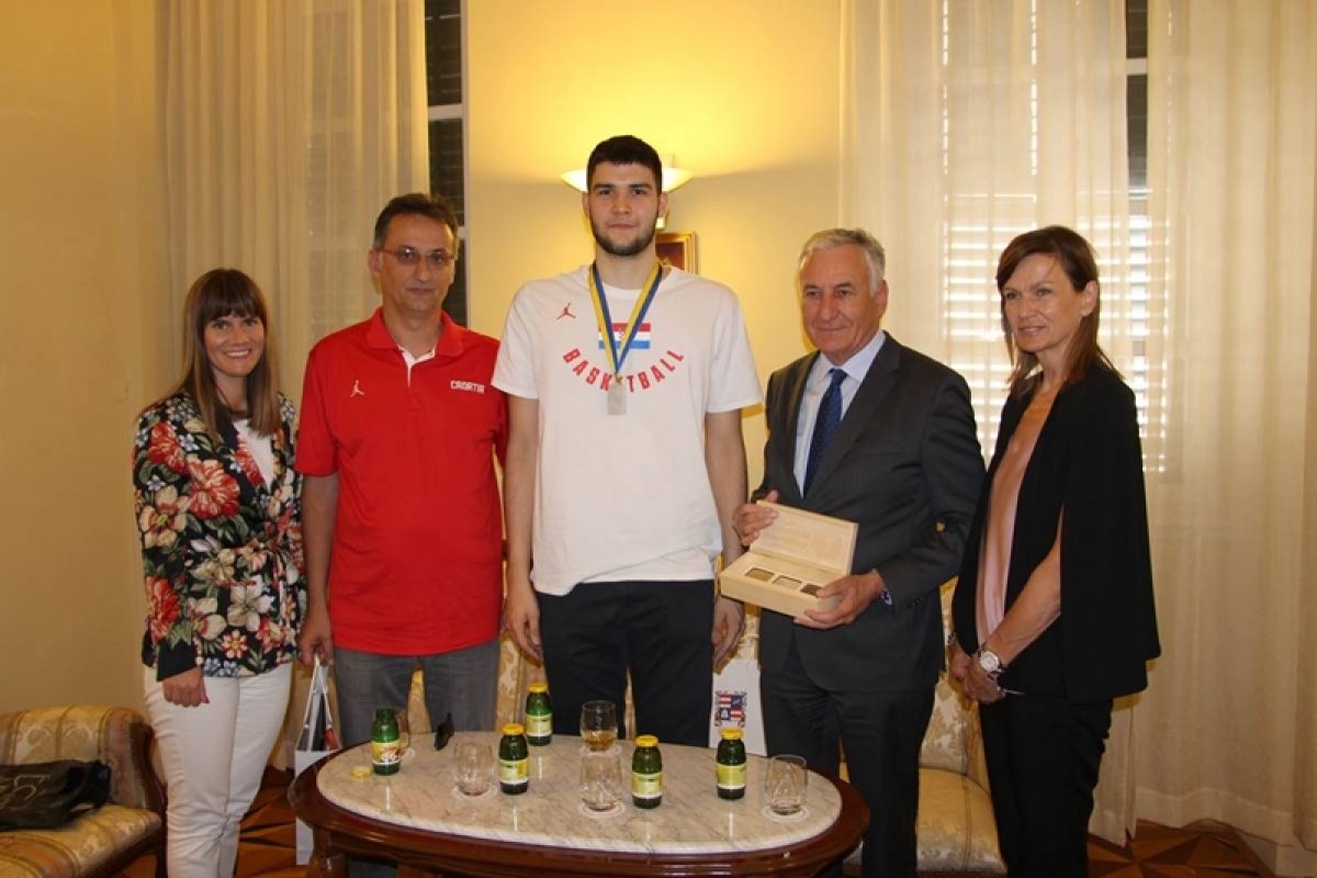 Župan Dobroslavić sa suradnicama primio srebrenog košarkaša Domagoja Proletu