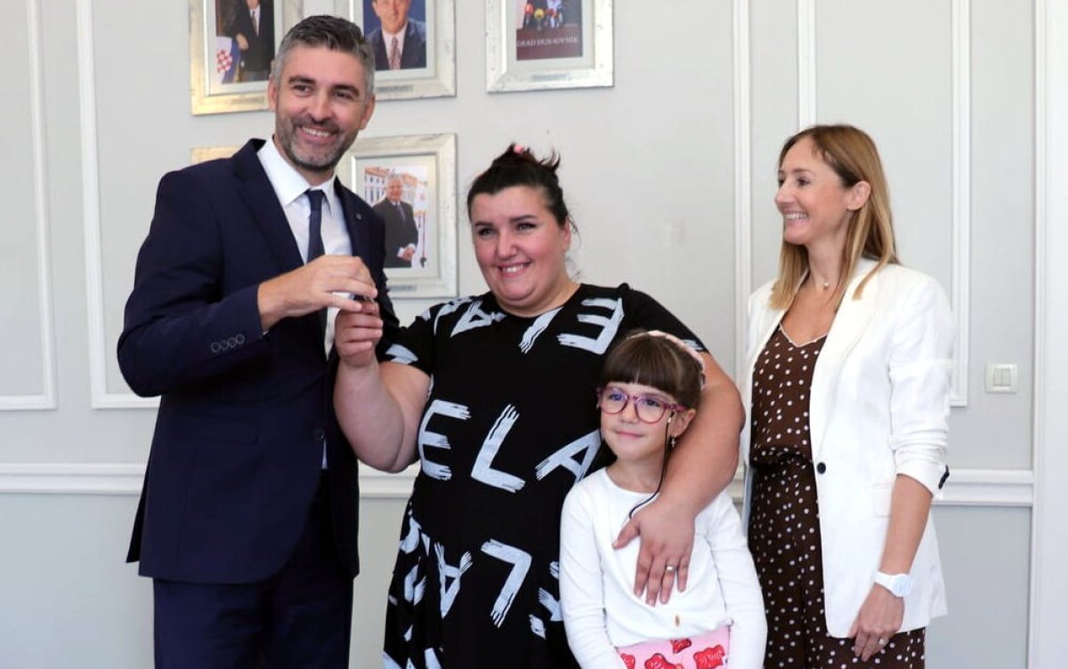 OBITELJI HASAN URUČENI KLJUČEVI GRADSKOG STANA