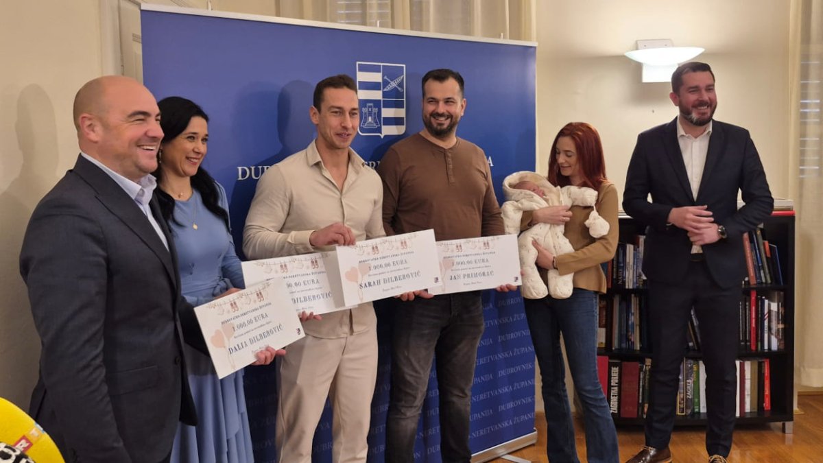 ŽUPAN PEZO URUČIO PRVE POTPORE OD PO TISUĆU EURA ZA NOVOROĐENČAD
