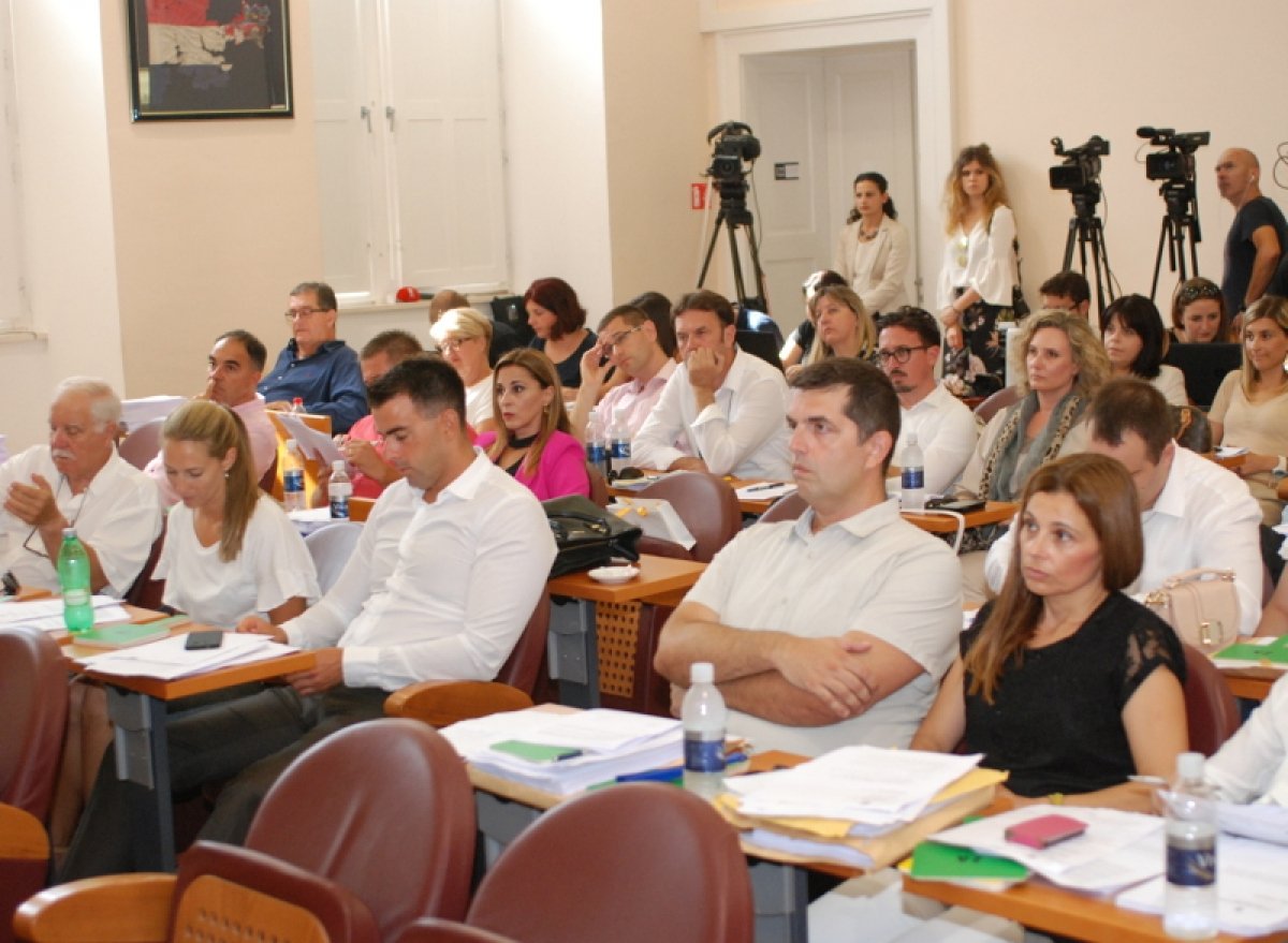 Bezbojna jutra pred Gradsko vijeće