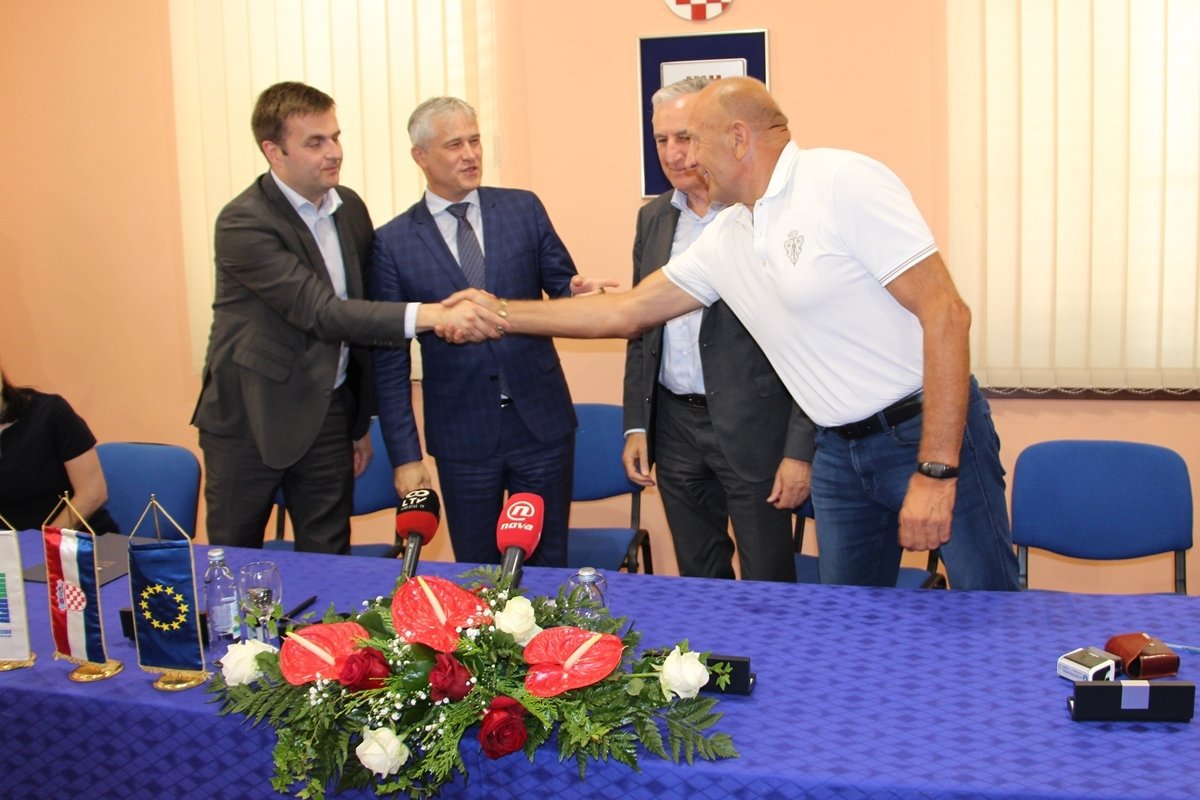 Župan Dobroslavić potpisao ugovore za 20 milijuna kuna vrijedan projekt navodnjavanja u dolini Neretve, u planu investicije od 600 milijuna kuna