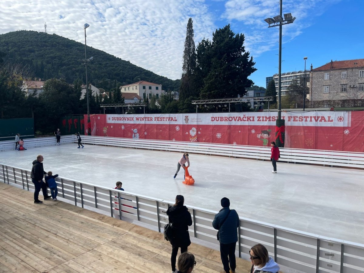 Divljaci oštetili sustav na klizalištu u Uvali, bit će privremeno zatvoreno