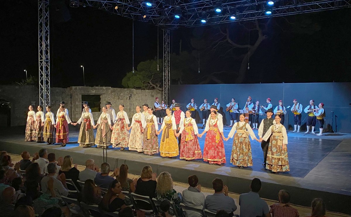 Folklorni ansambl Linđo nastupio u parku Gradac