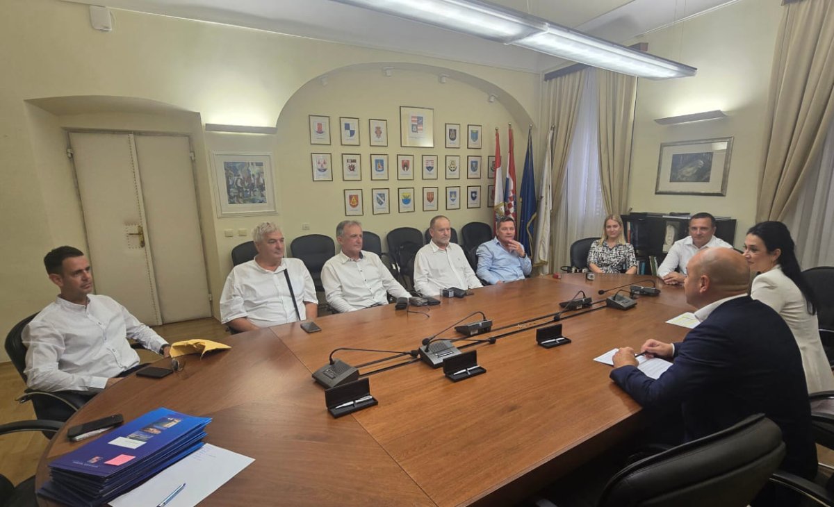 ŽUPAN PEZO POTPISAO UGOVORE ZA DODATNE MEDICINSKE TIMOVE