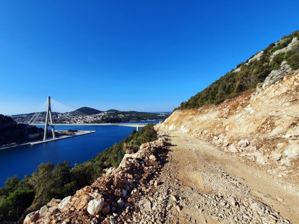 Radovi na cesti od mosta do Pobrežje redovno se izvode