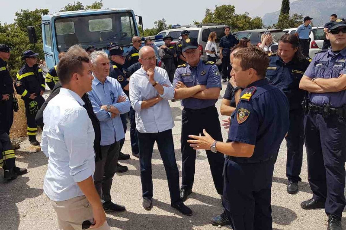 Ministar Božinović obišao požarište u selu Bani