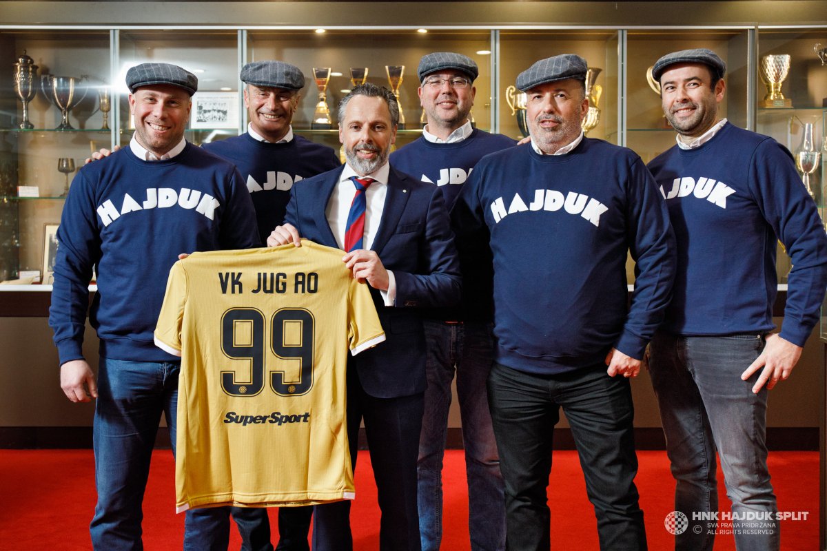 Jugaši posjetili Jakobušića, mons. Glasnović blagoslovio krunicu za Hajdukov rođendan