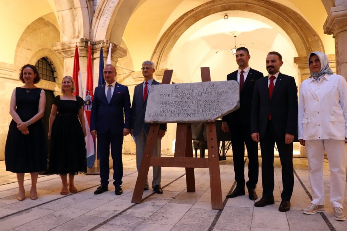 Replika originalne ploče Konzulata Dubrovačke Republike u Istanbulu donirana Gradu Dubrovniku