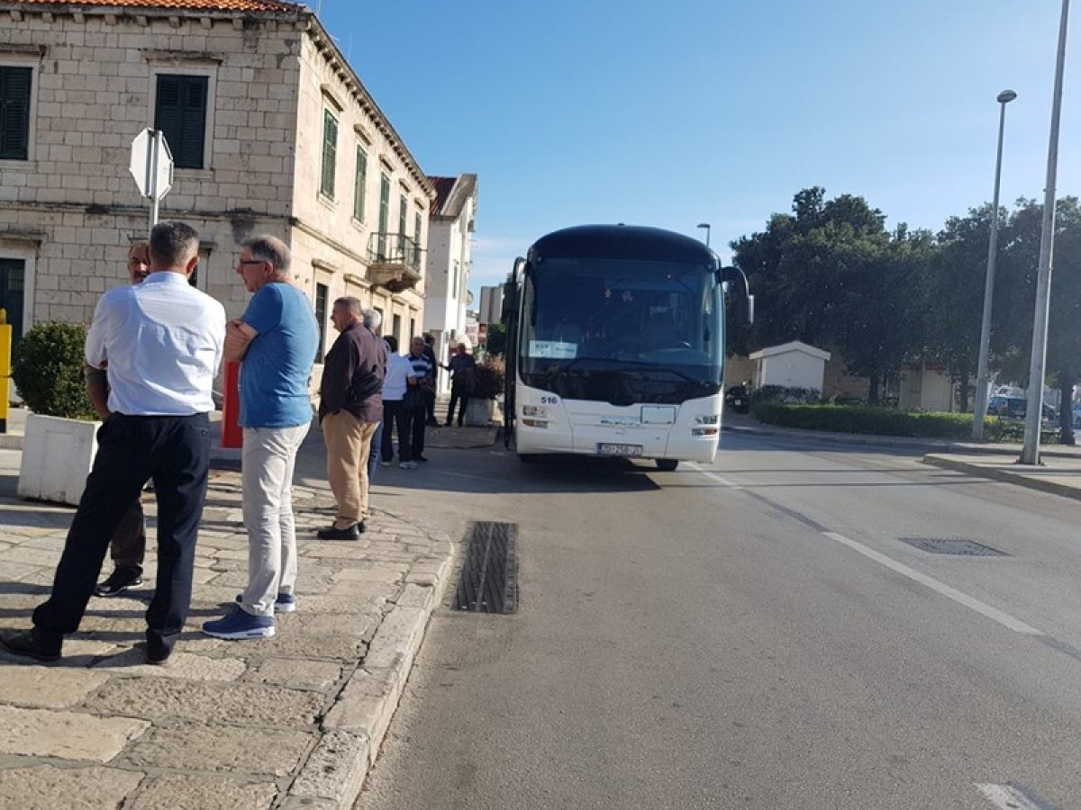 Autobusi ispred Petke ometaju prometovanje i ugrožavaju pješake