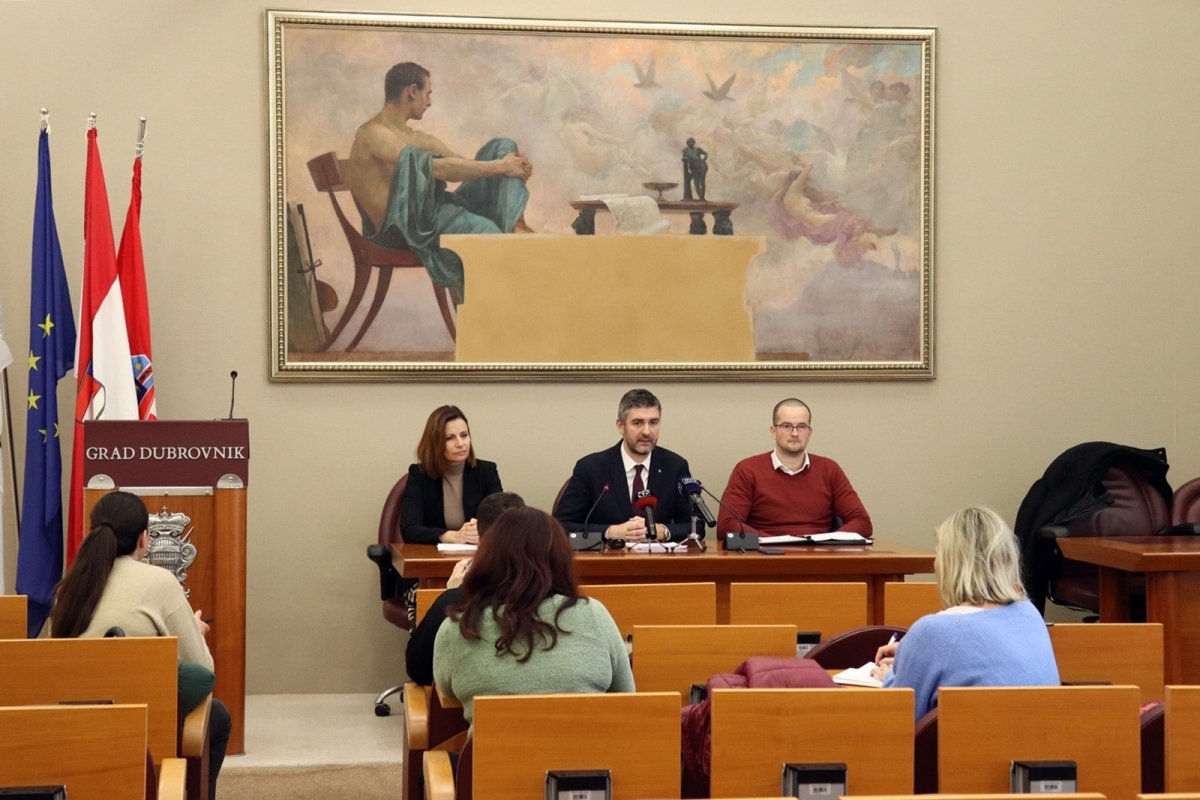 KREĆU RADOVI NA BROJNIM PROMETNICAMA: MOSTOM U KOMOLCU OD UTORKA UZ SEMAFORE, OD IDUĆEG TJEDNA SE ZATVARA