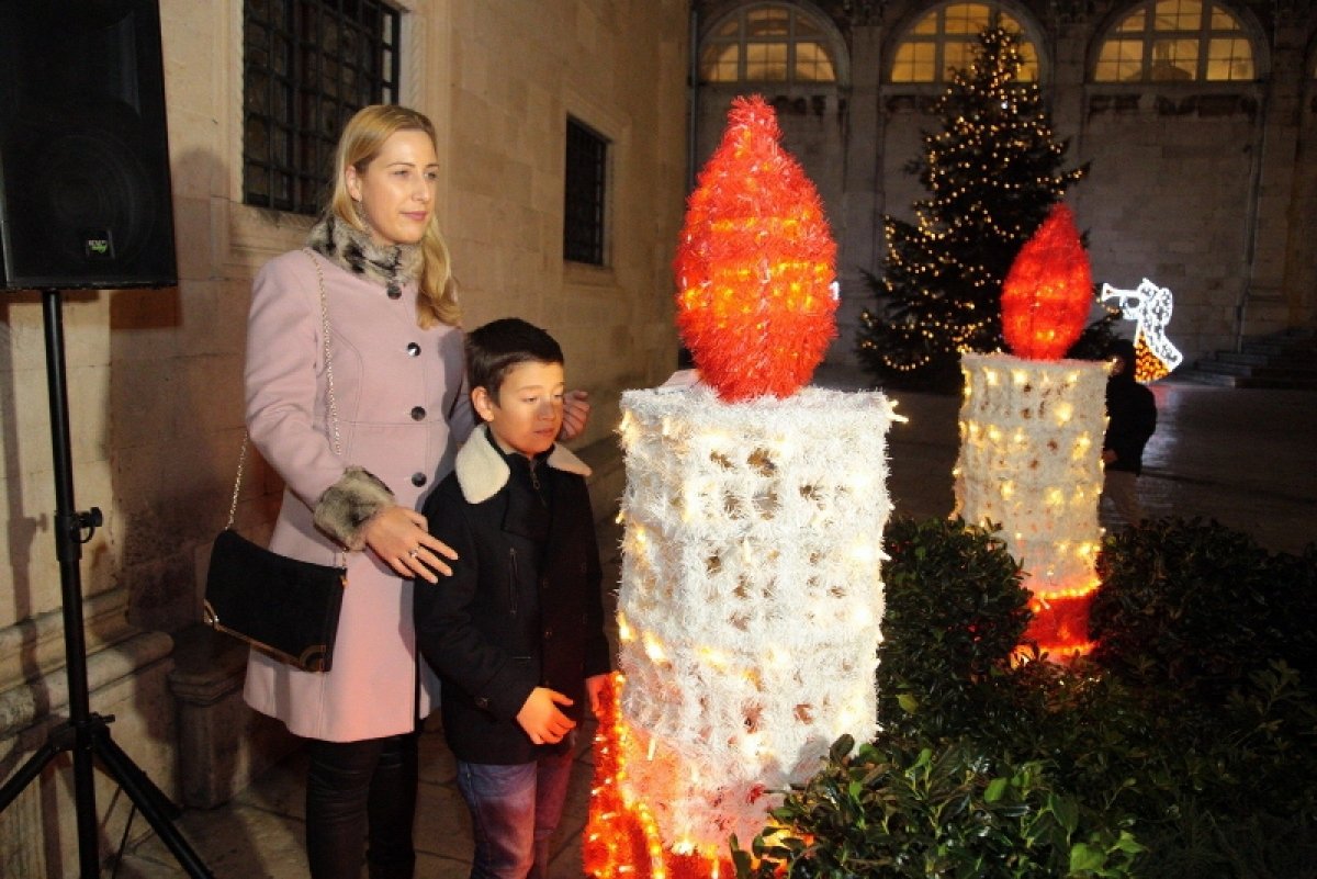 Upaljena četvrta adventska svijeća