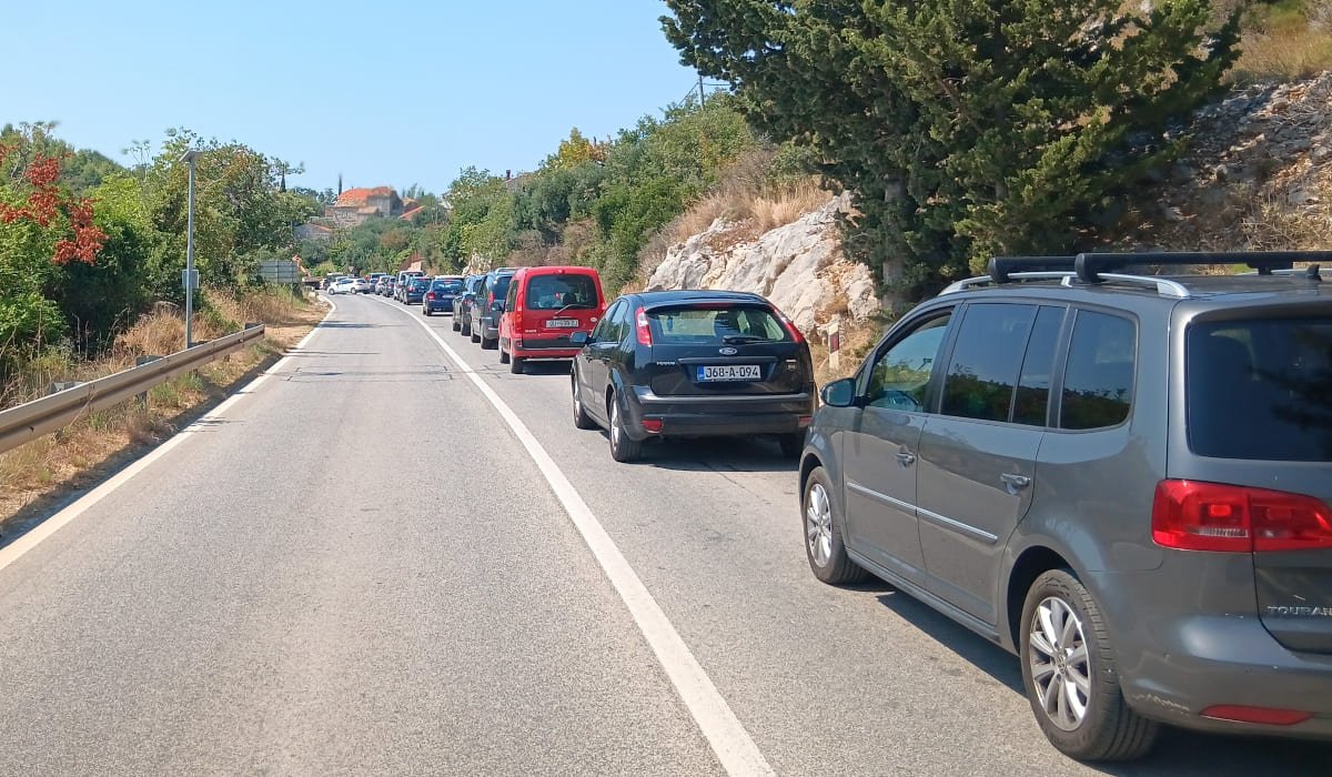 U PANDEMIJI JE NA DUPCU BILO NEKOLIKO PATROLA, SAD NEMA BAREM JEDNOG POLICAJCA DA REGULIRA PROMET