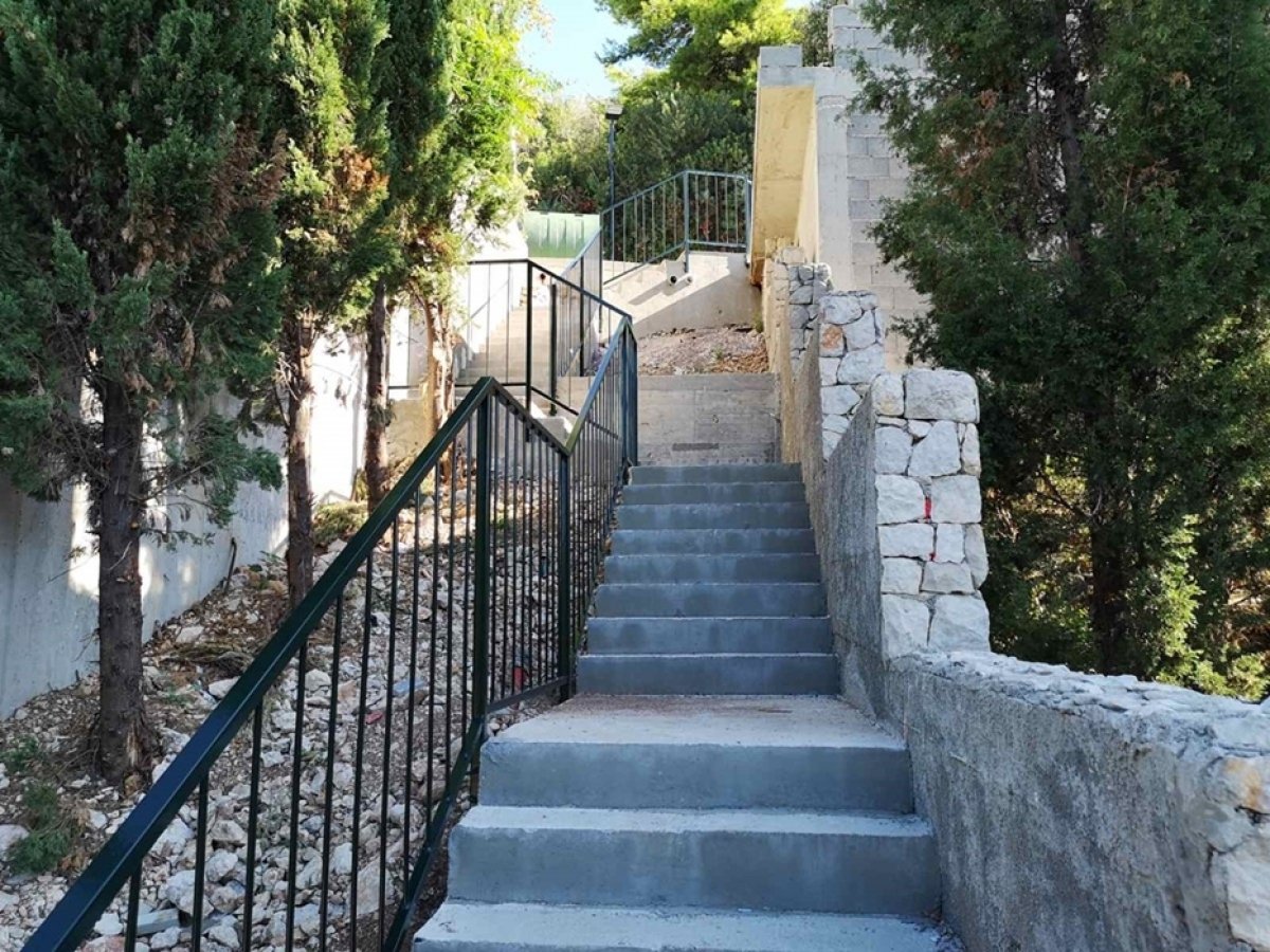 Ulica kardinala Stepinca skalinima povezana sa šetnicom