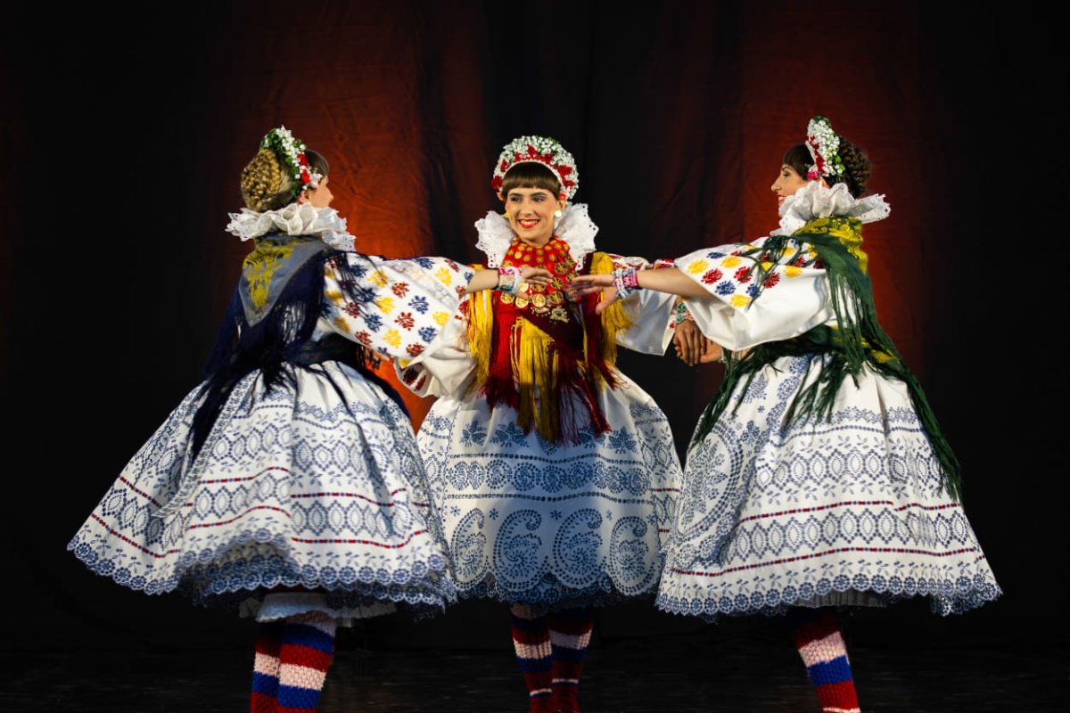 LADO NA GRADAC DONOSI RIZNICU KOLORITA NARODNIH NOŠNJA I PLESOVA