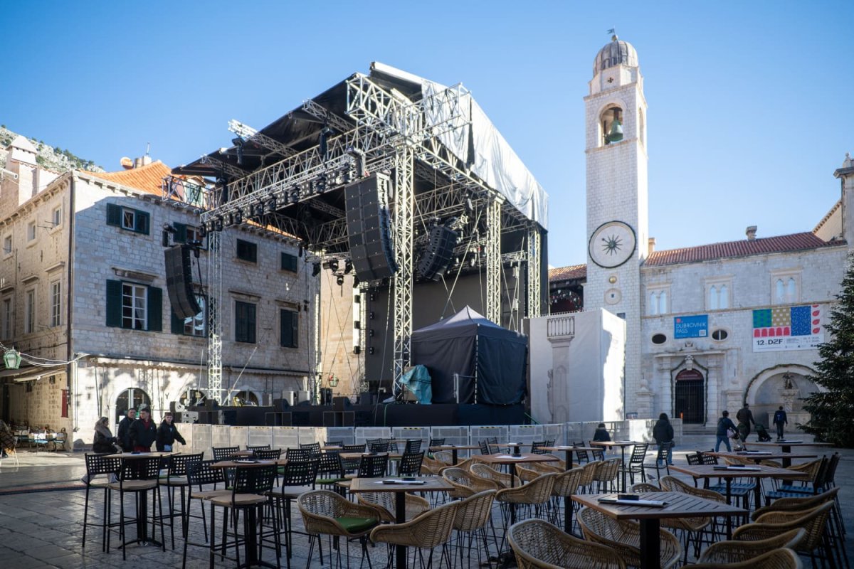 TREBAJU LI IZVOĐAČI NA STRADUNU NASTUPATI NA KAŠETAMA?!